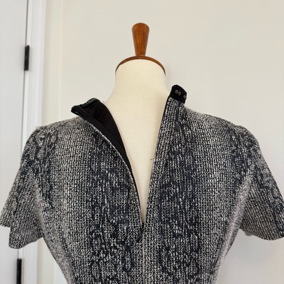 T Tahari Women’s Dress Size 6 Gray Sheath Short Sleeve V Neck Snake Print - Picture 6 of 12